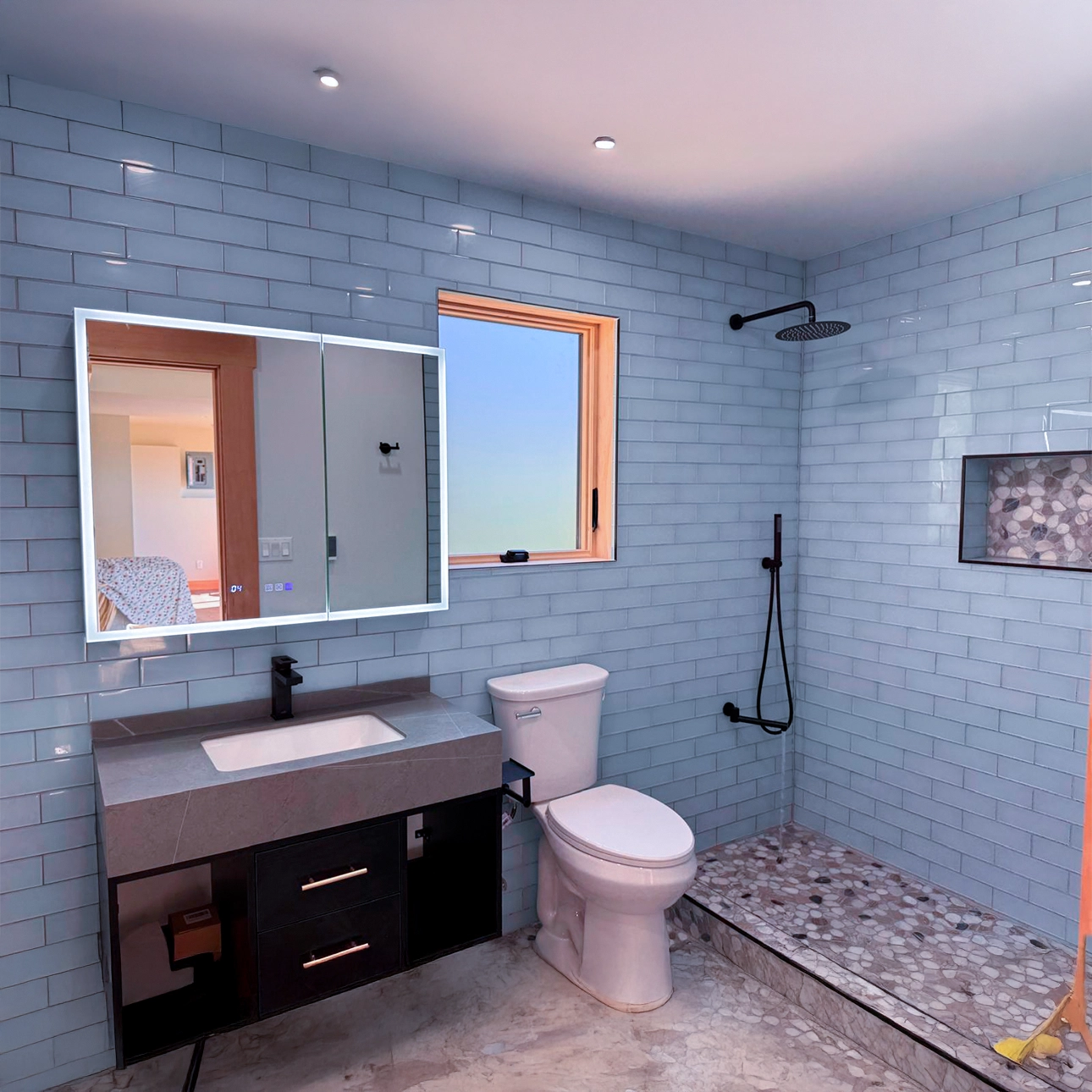 Bathroom Suite Image 1